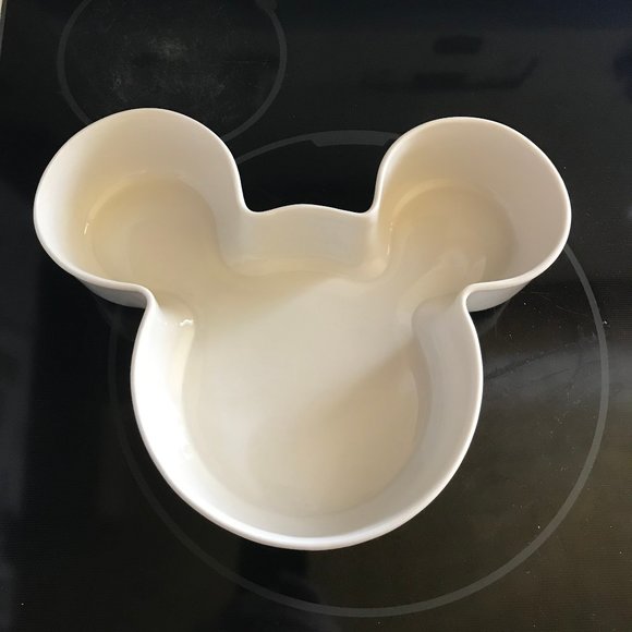 Mickey Mouse Ceramic perfect for baking b-day cakes and fun casseroles! NWOT